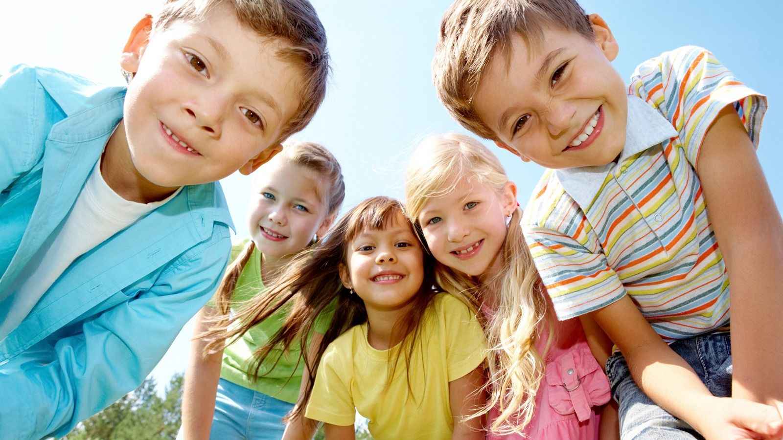 На фото зображено хлопчики та дівчатка, які посміхаються На фото зображено хлопчики та дівчатка, які посміхаються