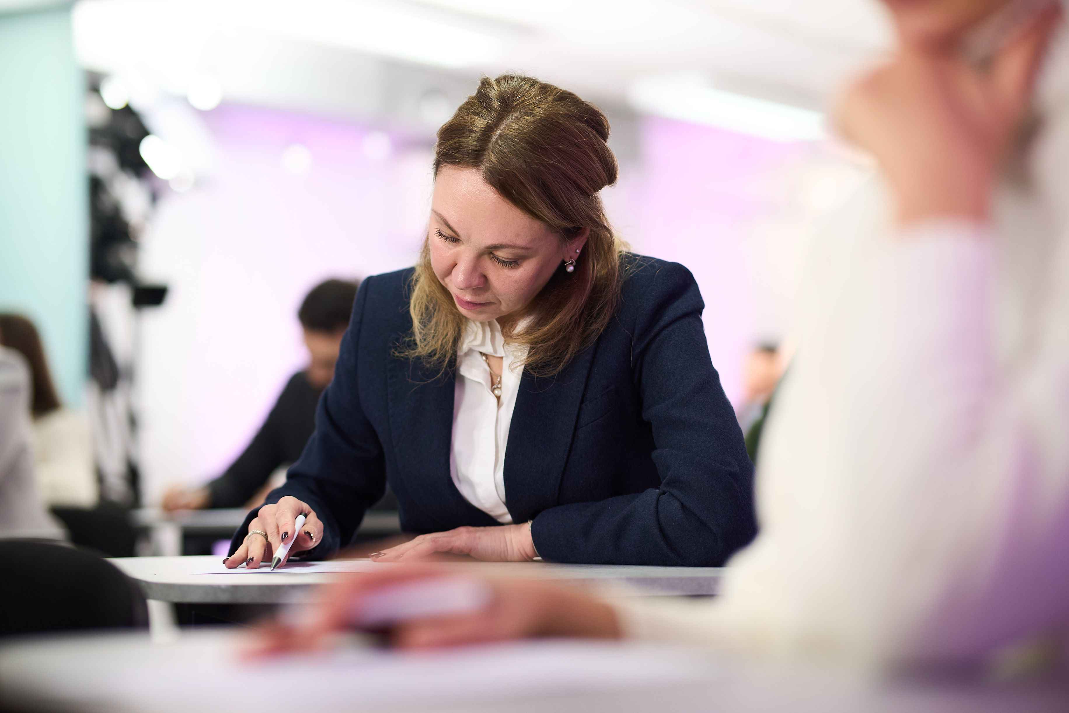 На фото заступниця Міністра соціальної політики, сім"ї та єдності Інна Солодка під час написання Всеукраїнського диктанту На фото заступниця Міністра соціальної політики, сім"ї та єдності Інна Солодка під час написання Всеукраїнського диктанту