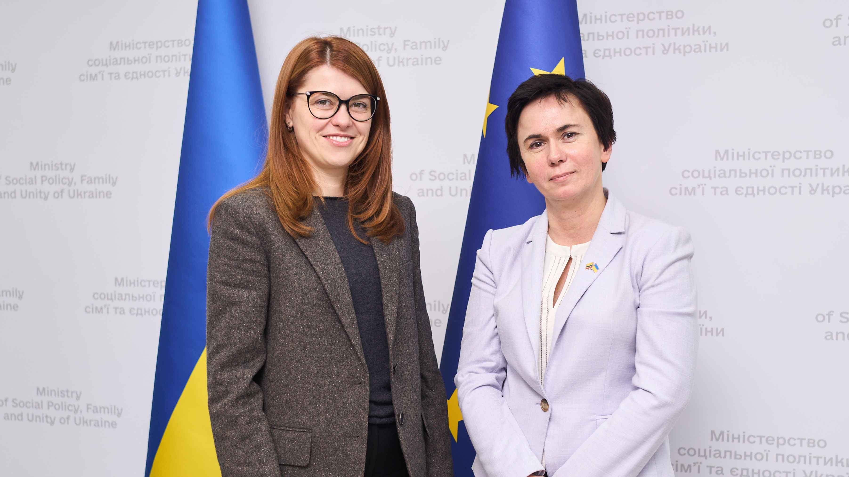 На фото жінки стоять на фоні прапорів України та ЄС На фото жінки стоять на фоні прапорів України та ЄС