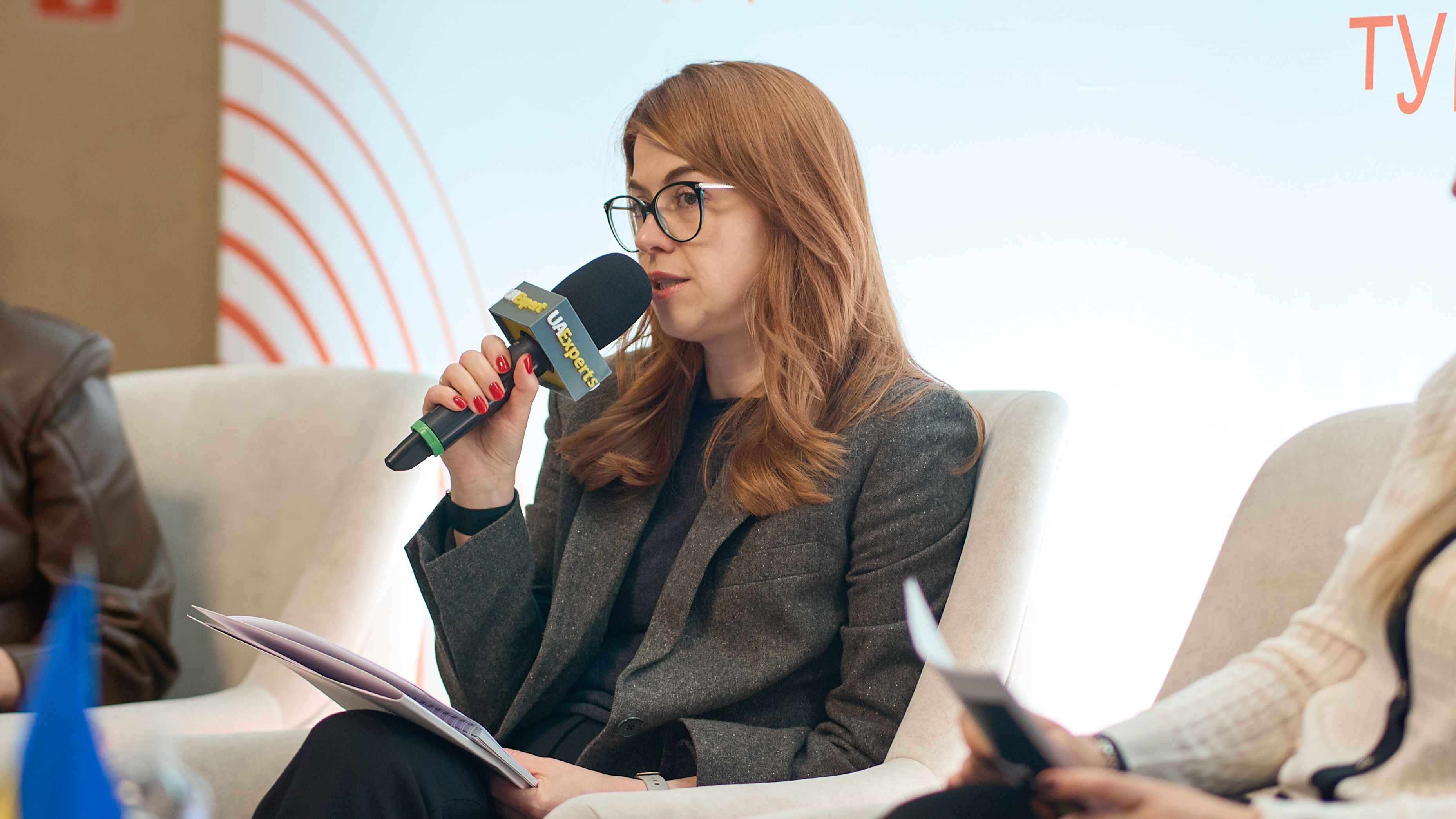 На фото перша заступниця Міністра соціальнї політики, сім"ї та єдності Людмила Шемелинець з мікрофоном виступає на заході На фото перша заступниця Міністра соціальнї політики, сім"ї та єдності Людмила Шемелинець з мікрофоном виступає на заході