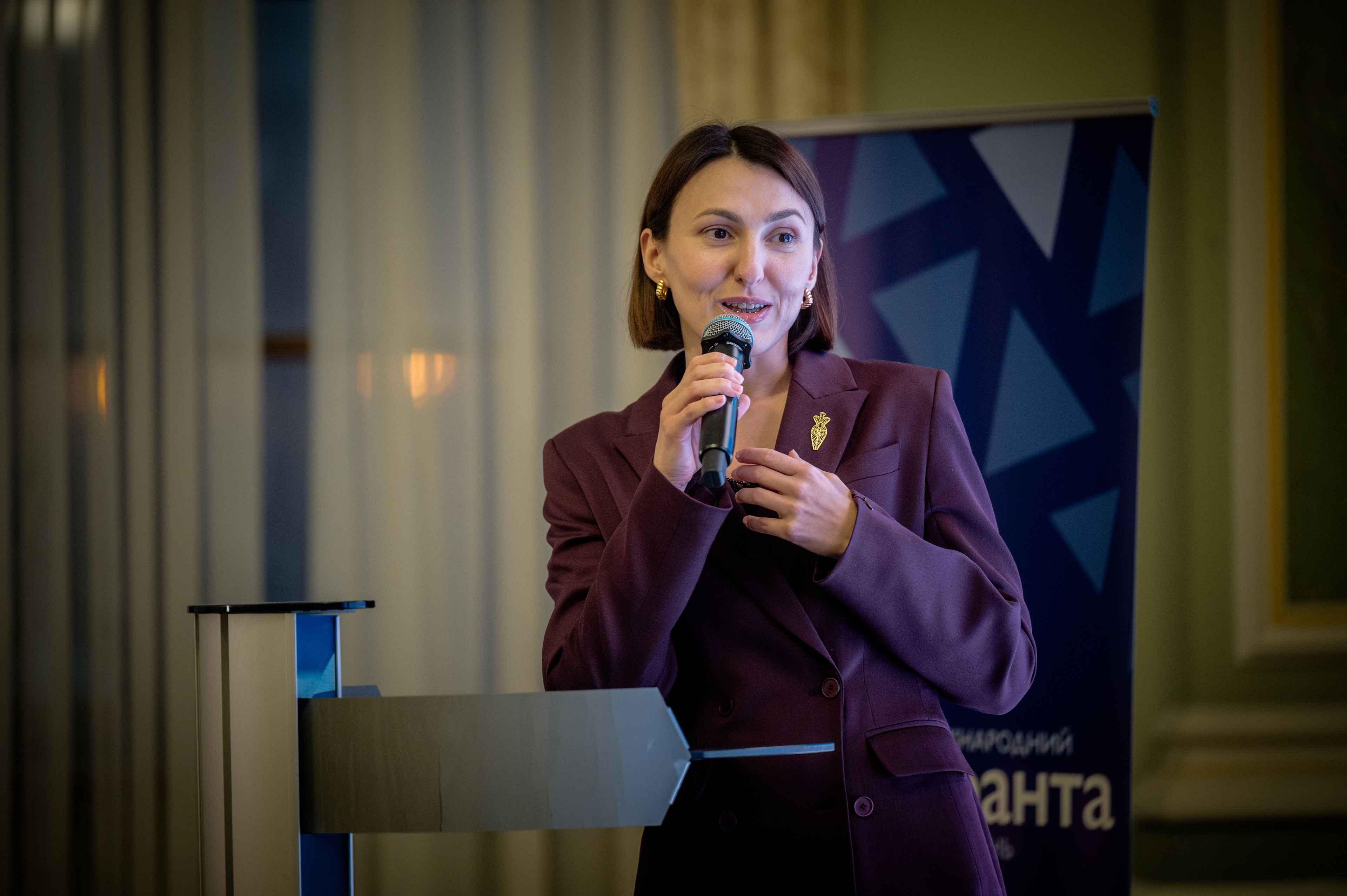 На фото заступниця Міністра соціальної політики, сім'ї та єдності України з питань європейської інтеграції Ілона Гавронська виступає під час заходу На фото заступниця Міністра соціальної політики, сім'ї та єдності України з питань європейської інтеграції Ілона Гавронська виступає під час заходу