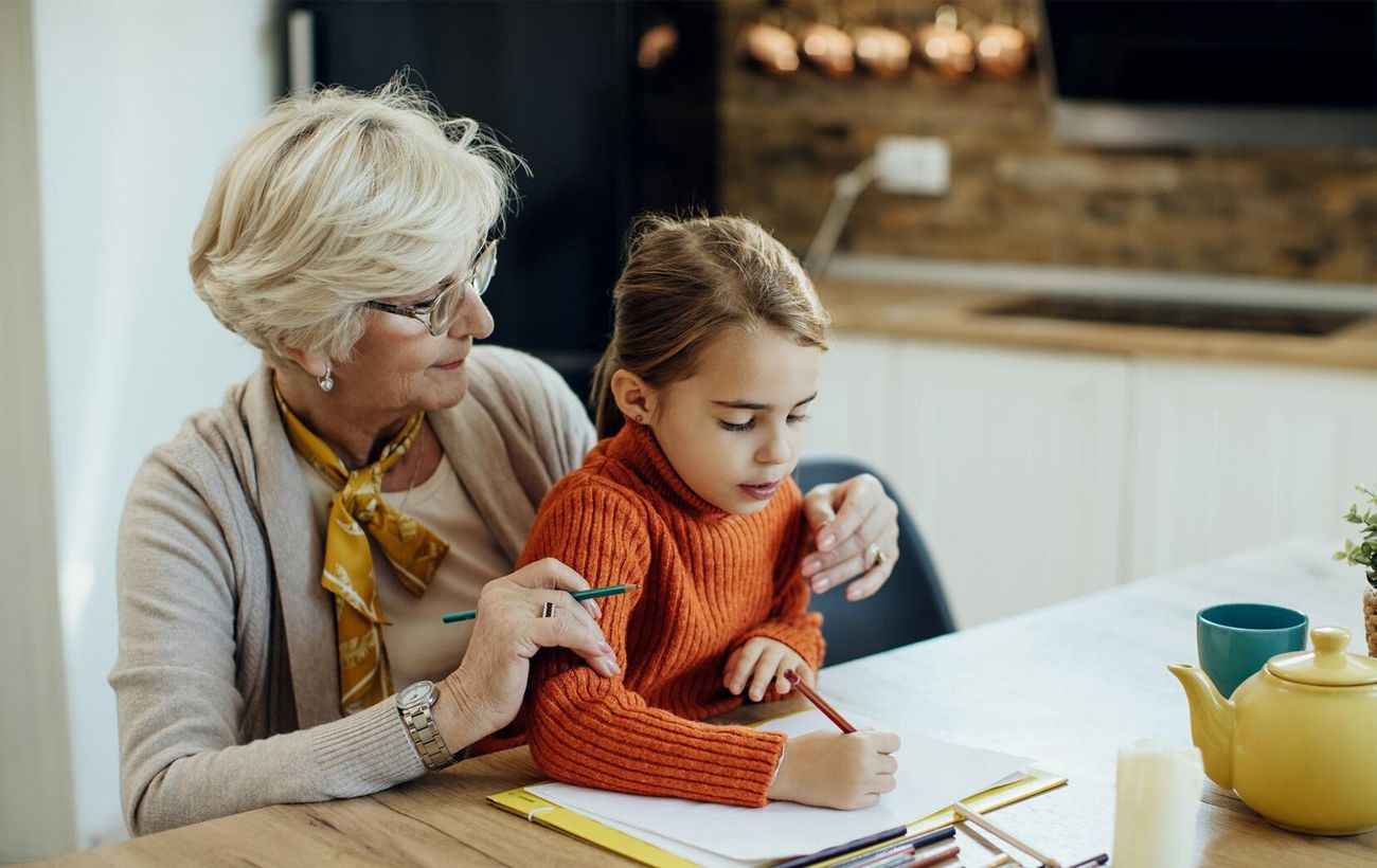 На фото жінка тримає дитину за руки На фото жінка тримає дитину за руки