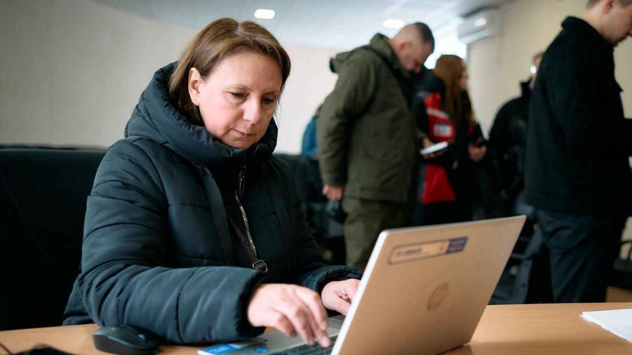 На фото жінка працює за ноутбуком На фото жінка працює за ноутбуком