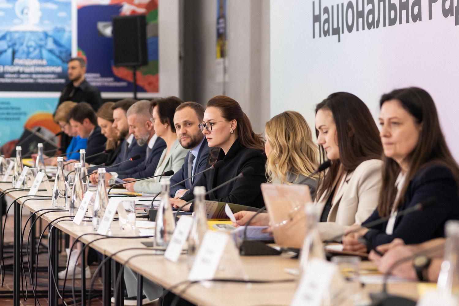 На фото чоловіки та жінки сидять за столом під час засідання Ради Безбар"єрності На фото чоловіки та жінки сидять за столом під час засідання Ради Безбар"єрності