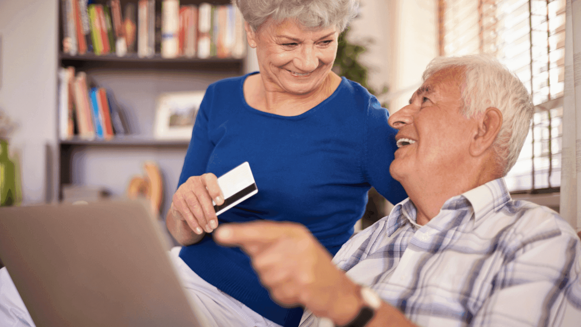 На фото чоловік та жінка спілкуються у приміщенні На фото чоловік та жінка спілкуються у приміщенні