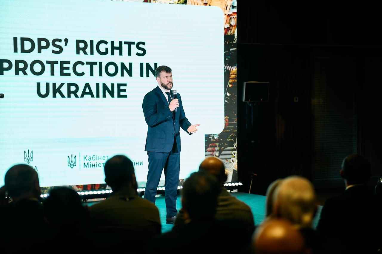 На фото виступає Міністр соціальної політики, сім"ї та єдності Денис Улютін На фото виступає Міністр соціальної політики, сім"ї та єдності Денис Улютін