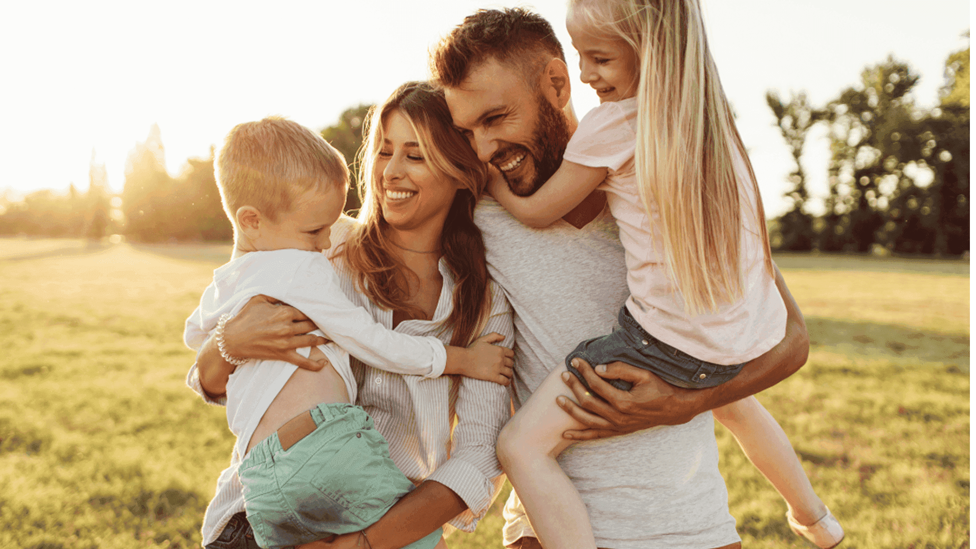 На фото чоловік, жінка та двоє дітей На фото чоловік, жінка та двоє дітей