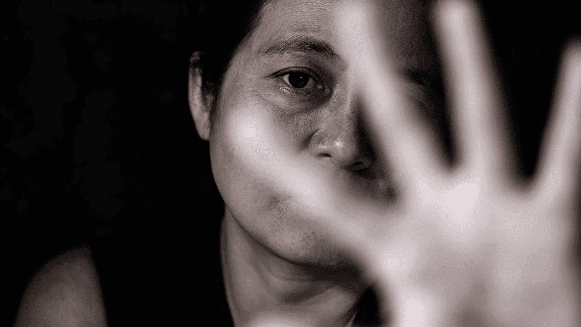 Зображення в чорно-білих тонах. На зображенні жінка Зображення в чорно-білих тонах. На зображенні жінка